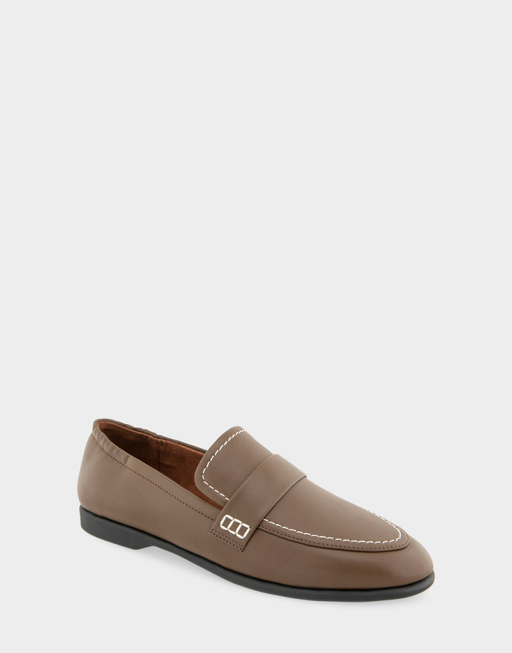 Comfortable Women's Noha Loafer In Brown Leather, angle view